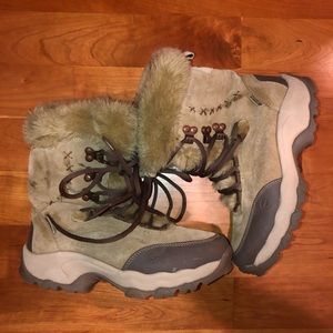Insulated snow boots size 8 women’s